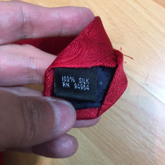 Adolfo 100% Silk Red On Red Paisley Mens Tie EUC - Picture 5 of 7